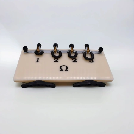 Набор резисторов на панели (магазин сопротивлений)